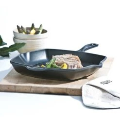 Le Creuset Gietijzeren Vierkante Grillpan - 26cm - Mat Zwart 9 Le Creuset Gietijzeren Vierkante Grillpan - 26cm - Mat Zwart -Greenpan Winkel 1200x1200 809