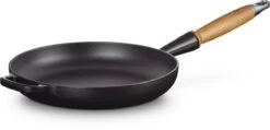 Le Creuset Koekenpan Signature Mat Zwart - ø 28 Cm / 2.6 Liter - Geëmailleerde Anti-aanbaklaag -Greenpan Winkel 1200x580 1