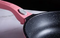 Royalty Line Inductie Pannenset - Luxe 14-delige Pannenset Marmeren Coating - Pannen Met Afneembare Handvaten - Oven-Ready - PFAS-Vrij - Voor Alle Warmtebronnen - Afneembare Koudgrepen - Antiaanbaklaag - Koekenpan Met Glazen Deksels - Roze -Greenpan Winkel 1200x757 8