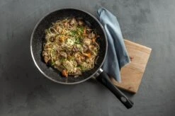 Sola Hapjespan Stonehenge - Ø 28 Cm - Zwart/wit - Aluminium - Antiaanbaklaag 11 Sola Hapjespan Stonehenge - Ø 28 Cm - Zwart/wit - Aluminium - Antiaanbaklaag -Greenpan Winkel 1200x799 56