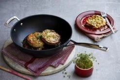 Le Creuset Wokpan - Met Steel - Les Forgées TNS - ø 26 Cm / 3.4 Liter - Standaard Anti-aanbaklaag -Greenpan Winkel 1200x800 103