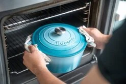 Nuovva Gietijzeren Braadpan Antiaanbaklaag Met Deksel - Sudderpan Blauw - Rond - Ø24 Cm - 4,7 Liter - 100% PFAS & PFOA Vrij - Geschikt Voor Alle Warmtebronnen - Elektrisch - Gas - Halogeen - Inductie – Keramisch 8 Nuovva Gietijzeren Braadpan Antiaanbaklaag Met Deksel - Sudderpan Blauw - Rond - Ø24 Cm - 4,7 Liter - 100% PFAS & PFOA Vrij - Geschikt Voor Alle Warmtebronnen - Elektrisch - Gas - Halogeen - Inductie – Keramisch -Greenpan Winkel 1200x800 133