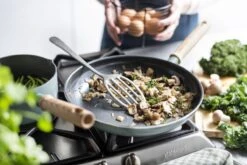 GreenPan Mayflower Koekenpannenset Ø 20cm + Ø 24cm + 1 Accessoire - Lichtblauw - Inductie - PFAS-vrij -Greenpan Winkel 1200x800 89