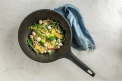 Sola - Wokpan Fair Cooking Zwart/wit Greblon Anti Aanbaklaag -Greenpan Winkel 1200x802 1