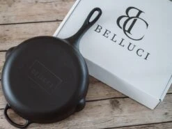 Belluci - Ø26cm - Koekenpan - Skillet + Deksel Geëmailleerde Gietijzeren Pan Voor BBQ En Inductie Incl. Accessoires - Hapjespan - Braadpan -Greenpan Winkel 1200x899 27