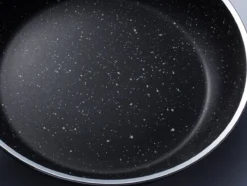 Sola Koekenpan Stonehenge - Ø 30 Cm - Zwart/wit - Aluminium - Antiaanbaklaag 9 Sola Koekenpan Stonehenge - Ø 30 Cm - Zwart/wit - Aluminium - Antiaanbaklaag -Greenpan Winkel 1200x906 10