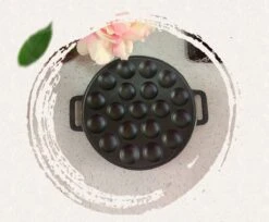 YUGN BLACK Poffertjespan Poffertjesmaker 6 Delige Set - 19 Poffertjes Incl Doseerfles Kwast Poffertjesvork Siliconen Ovenwanten - Platte Onderkant Poffertjespan Inductie Poffertjespan Elektrisch - Cadeau Tip -Greenpan Winkel 1200x993 1