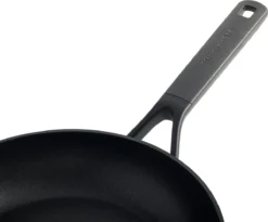 KitchenAid Classic Forged Aluminium Wok ø28cm - Zwart - Inductie - Anti-aanbak -Greenpan Winkel 1200x997