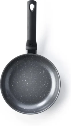 BK Universe Koekenpan Ø 28cm - Inductie - Anti-aanbak - PFAS-vrij 18 BK Universe Koekenpan Ø 28cm - Inductie - Anti-aanbak - PFAS-vrij -Greenpan Winkel 679x1200